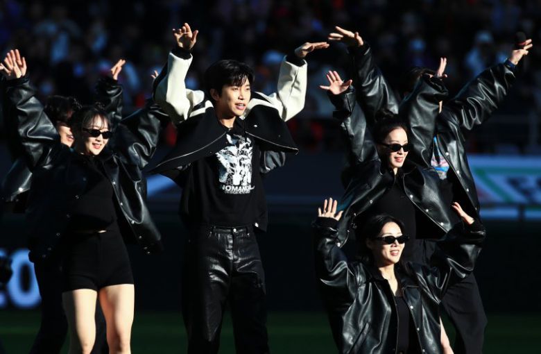 가수 임영웅이 8일 오후 마포구 상암동 서울월드컵경기장에서 열린 2023 하나원큐 K리그1 6라운드 FC서울과 대구FC의 경기 하프타임에 팬들을 위한 공연을 펼치고 있다. 중학교 때까지 축구 선수를 했던 임영웅은 이날 시축뿐 아니라 경기장을 찾은 팬들에게 직접 감사의 마음을 담아 노래를 선물하고, 경기도 끝까지 관람한다. 한편 임영웅 팬클럽 '영웅시대'는 공지를 통해 "(8일) 경기의 드레스 코드는 하늘색을 제외한 자율 복장"이라면서 "영웅시대를 드러내는 의상을 입고 싶겠지만 축구 팬덤의 또 다른 문화를 존중하고 지켜주시길 부탁드린다"고 남겼으며, 골대 뒤 양 팀 서포터들을 배려해 구매하지 않는 등 축구 팬들을 존중하는 모습을 보였다. 2023.4.8/뉴스1 /사진=뉴스1화상