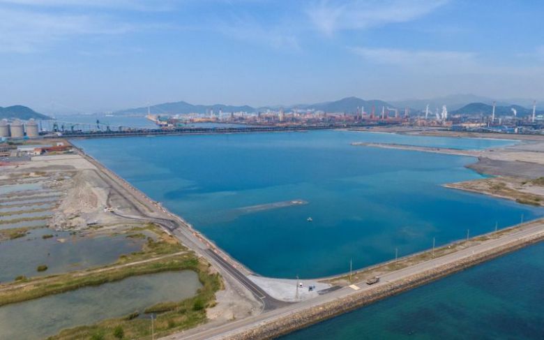포스코그룹이 올 하반기부터 이차전지, 수소에너지 관련 4조원 이상의 투자에 나서는 전남 광양제철소 내 761만㎡(230만평) 규모의 매립지인 동호안 전경. 포스코 제공