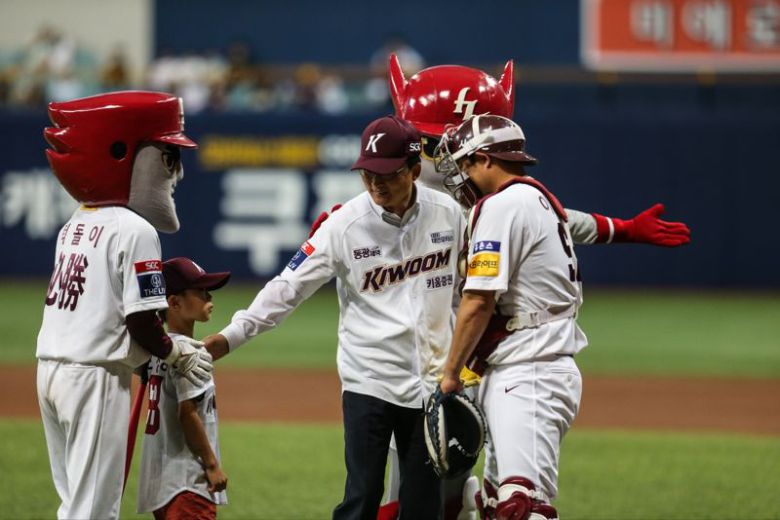 지난 26일 고척 스카이돔에서 열리는 프로야구 경기에 160명의 고객 및 고객 가족을 초청하는 ‘라이프를 나름답게, 응원도 나름답게’ 행사를 진행, KB라이프생명 이환주 대표이사 사장이 시구자로, 어린이 고객이 시타자로 나서 경기의 시작을 알렸다. 사진=KB라이프생