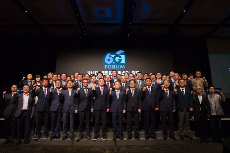 이종호 과학기술정보통신부 장관(앞줄 오른쪽에서 7번째)이 30일 서울 중구 플라자호텔에서 열린 '6G포럼 출범식' 에서 기념촬영 하고 있다.