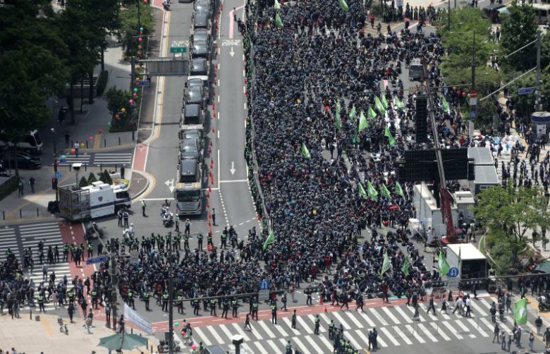 민주노총 건설노조 조합원들이 17일 오전 서울 중구 태평로 일대에서 전날부터 이어진 윤석열 정권 퇴진 결의대회에 참가하기 위해 집결하고 있다. 2023.5.17/뉴스1 ⓒ News1 구윤성 기자 /사진=뉴스1