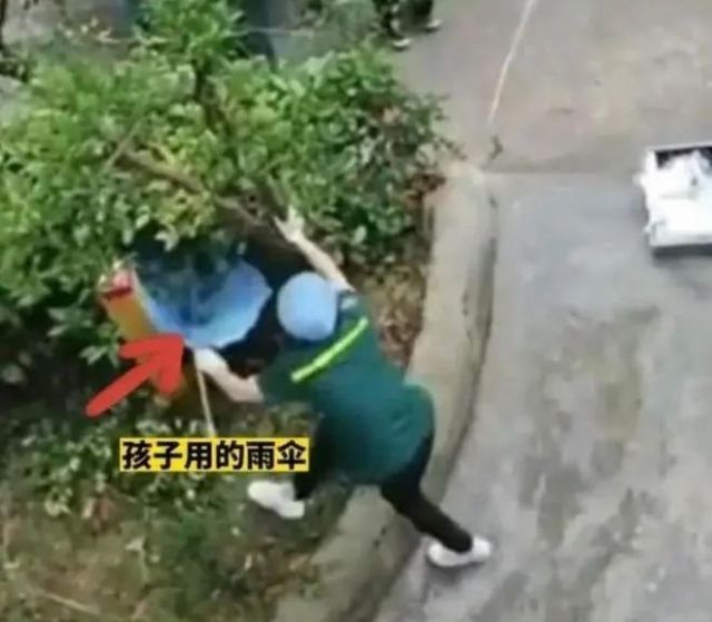 아이가 추락할 때 들고 있던 우산. 26층에서 뛰어내린 아이는 다행히 골절상을 입고 생명에는 지장이 없는 것으로 전해졌다. 웨이보 캡처