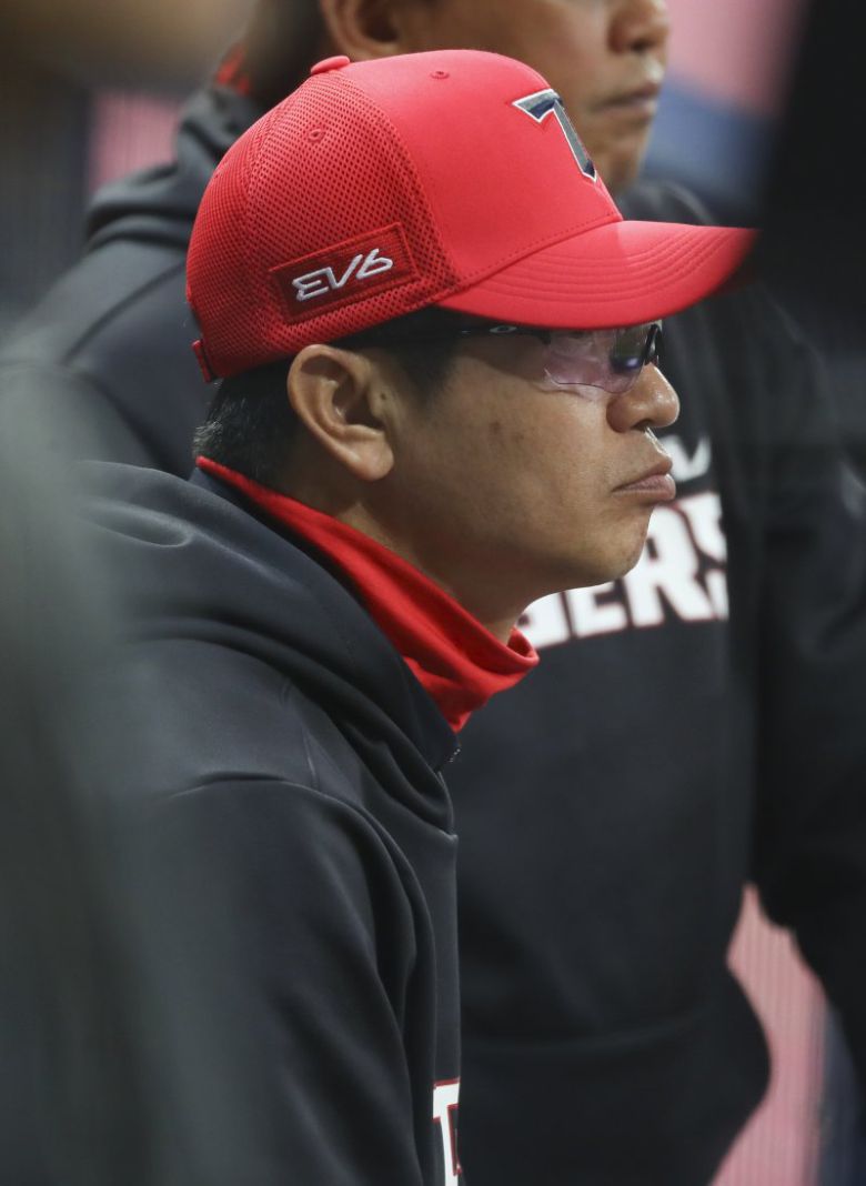 [서울=뉴시스] 최진석 기자 = 16일 서울 고척스카이돔에서 열린 2023 신한은행 쏠 KBO리그 시범경기 KIA 타이거즈와 키움 히어로즈의 경기. KIA 김종국 감독이 선수들을 바라보고 있다. 2023.03.16. myjs@newsis.com /사진=뉴시스