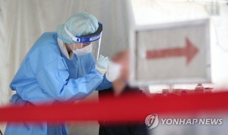 지난 11일 오전 대구 수성구보건소 선별진료소에서 한 의료진이 PCR 검사를 하고 있다. 연합뉴스 제공