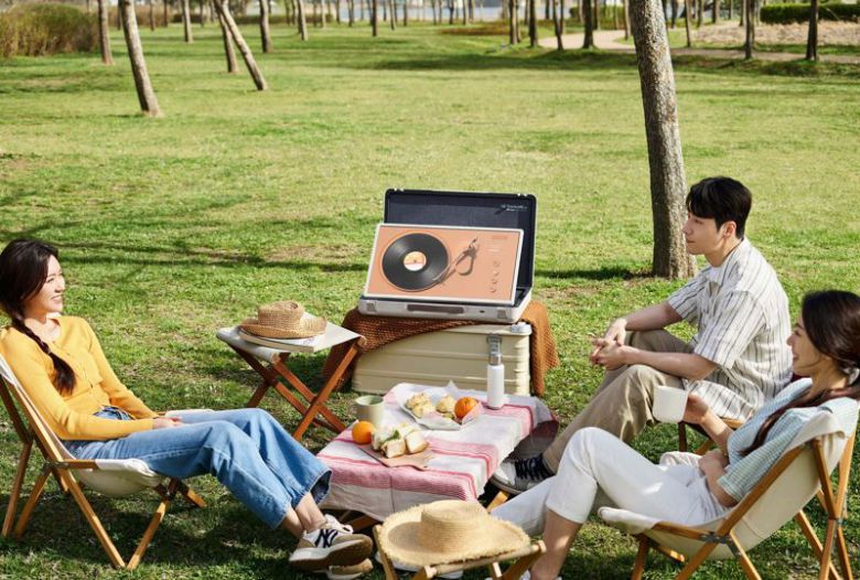 LG전자 모델들이 LG 스탠바이미 Go를 체험하고 있다. LG전자 제공