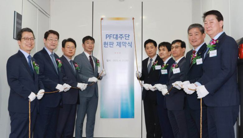 [서울=뉴시스] 조수정 기자 = 27일 오후 서울 중구 은행회관에서 열린 PF대주단 협약식에서 참석자들이 PF대주단 현판 제막식에 참여하고 있다. 왼쪽부터 정지원 손해보험협회장, 정희수 생명보험협회장, 김광수 은행연합회장, 이복현 금융감독원장, 김주현 금융위원장, 권혁진 국토교통부 주택토지실장, 김철주 금융채권자조정위원장, 정완규 여신금융협회장, 오화경 저축은행중앙회장. (공동취재사진) 2023.04.27.chocrystal@newsis.com /사진=뉴시스