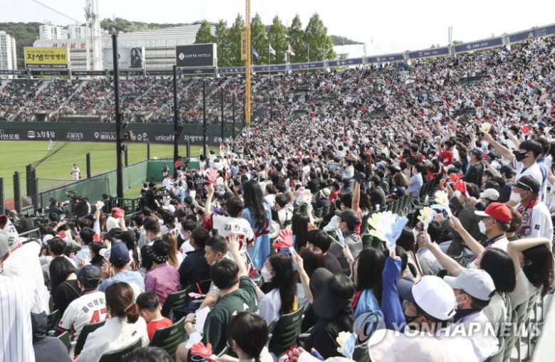 야구 팬들 "핵심은 성접대나 시기가 아니라 국가대표 선수들이 술을 마셨다는 것" (연합뉴스)