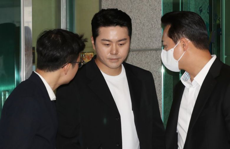 (서울=뉴스1) 권현진 기자 = 가수 겸 배우 이루(40·본명 조성현)가 1일 오후 서울서부지방법원에서 열린 첫 공판을 마친 뒤 법정을 나서고 있다. 이루는 지난해 9월 서울 용산구 한남동의 한 음식점에서 술을 마신 뒤 운전을 하다 경찰에 적발되자 동승자 여성 프로골퍼 A씨와 말을 맞추고 A씨가 운전한 것처럼 꾸민 혐의(범인도피방조·도로교통법위반(음주운전방조 및 음주운전 등)를 받고 있다. 2023.6.1/뉴스1 /사진=뉴스1화상