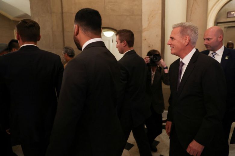 케빈 매카시(오른쪽 두번째) 미국 하원 의장이 5월 31일(현지시간) 채무한도 유예 합의안 표결을 앞두고 워싱턴 의사당의 의장실에서 하원 회의장으로 이동하고 있다. 뉴욕증시는 이날 공화당 강경파의 거센 반발 속에 하원 표결을 앞두고 하락 마감했다. 로이터뉴스1
