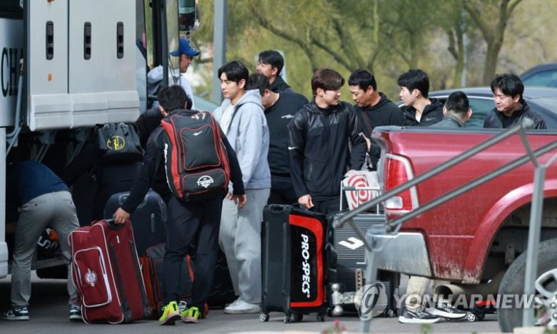 훈련 숙소 도착한 WBC 대표팀 (투손[미국 애리조나주]=연합뉴스) 홍해인 기자 = 월드베이스볼클래식(WBC) 2023에 참가하는 대한민국 대표팀 선수들이 14일 오후(현지시간) 미국 애리조나주 투손의 대표팀 숙소인 웨스트워드 룩 윈덤 그랜드 리조트 앤드 스파에 도착하고 있다. (연합뉴스)