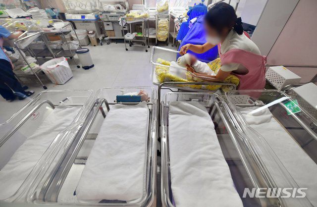 2021년 1월 4일 경기 수원시 한 병원 신생아실의 모습/사진=뉴시스