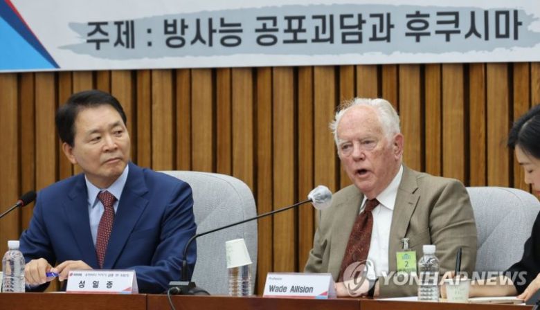 '방사능 공포 괴담과 후쿠시마' 강연하는 웨이드 앨리슨 옥스퍼드대 명예교수 (서울=연합뉴스) 하사헌 기자 = 웨이드 앨리슨 옥스퍼드대 명예교수가 19일 서울 여의도 국회에서 열린 국민의힘 '우리바다 지키기 검증 TF' 초청간담회에서 '방사능 공포 괴담과 후쿠시마'를 주제로 강연하고 있다. 2023.5.19 toadboy@yna.co.kr (끝) /사진=연합뉴스