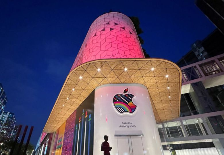 지난 5일(현지시간) 인도 뭄바이 복합쇼핑몰 '지오 월드 드라이브 몰'에 애플 스토어 인도 1호점이 외관 단장을 마친 모습. /사진=로이터 뉴스1