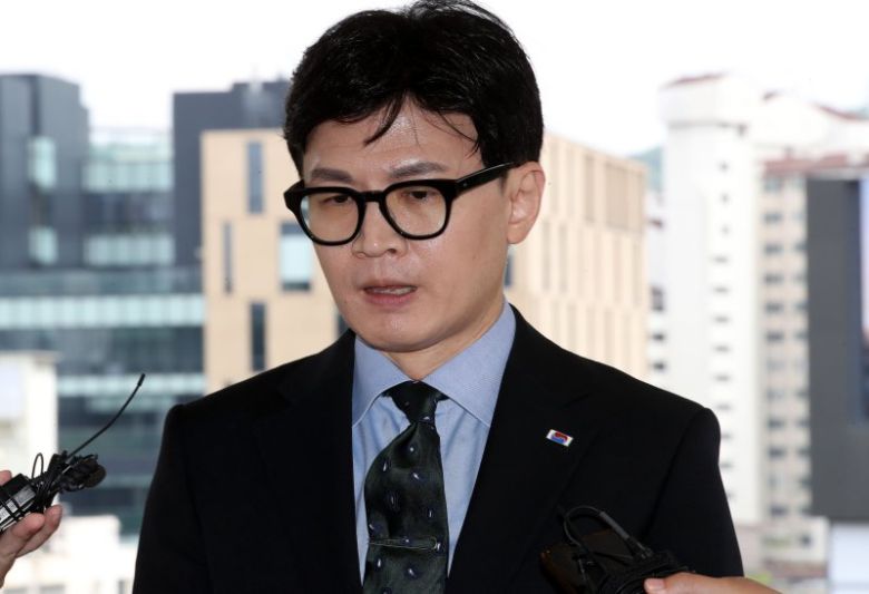 한동훈 법무부 장관이 30일 오후 서울 서초구 대법원에서 열린 대법관후보추천위원회 회의에 참석하기 전 한 장관의 개인정보 유출 의혹 관련 압수수색 등에 대한 취재진의 질문에 답하고 있다. 2023.5.30/뉴스1 /사진=뉴스1