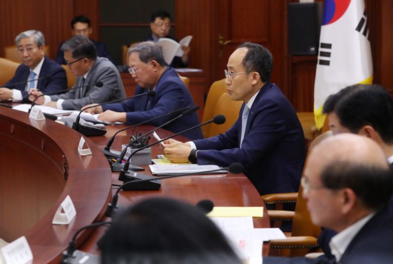 추경호 경제부총리 겸 기획재정부 장관(오른쪽 첫번째)이 5일 정부서울청사에서 열린 서비스산업발전 TF 전체회의에 참석해 발언하고 있다. 뉴시스