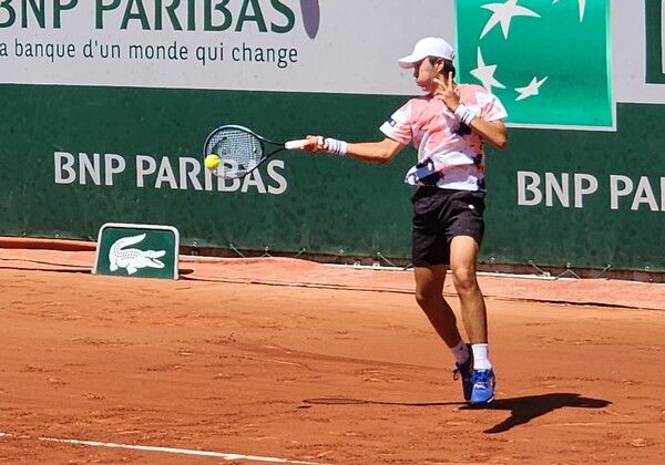 국제테니스연맹(ITF) 주니어 세계랭킹 54위 노호영은 지난 4일(현지 시간) 프랑스 파리의 스타드 롤랑가로스에서 열린 대회 주니어 남자 단식 1회전에서 주니어 세계랭킹 38위 레다 벤나니(모로코)에 1-2(6-1 3-6 3-6)로 역전패했다./사진 제공=대한테니스협회