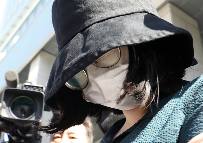 온라인 과외 앱을 통해 처음 만난 또래 여성을 살해한 뒤 시신을 훼손·유기한 혐의로 구속된 정유정(23)이 2일 오전 부산 동래경찰서에서 검찰로 송치되고 있다. .사진=뉴스1