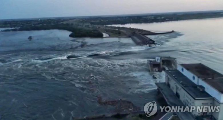 6일(현지시간) 러시아군이 점령하고 있는 우크라이나 남부 헤르손주 드니프로강의 카호우카 댐이 파괴된 모습. 우크라이나와 러시아는 서로를 파괴의 배후로 지목하며 책임을 부인하고 있다. 우크라이나 내무부는 이날 드니프로강 인근 10개 마을과 하류 헤르손시 일부 지역 주민들에게 대피하라는 경고를 발령했다.AFP연합뉴스