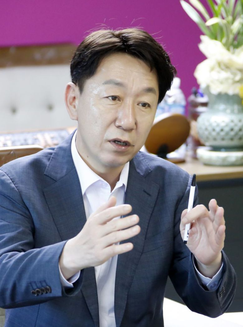 우범기 전북 전주시장이 전주시청 집무실에서 지난 5월 30일 취재진을 만나 변화와 도시 발전에 대해 역설하고 있다. 전주시 제공