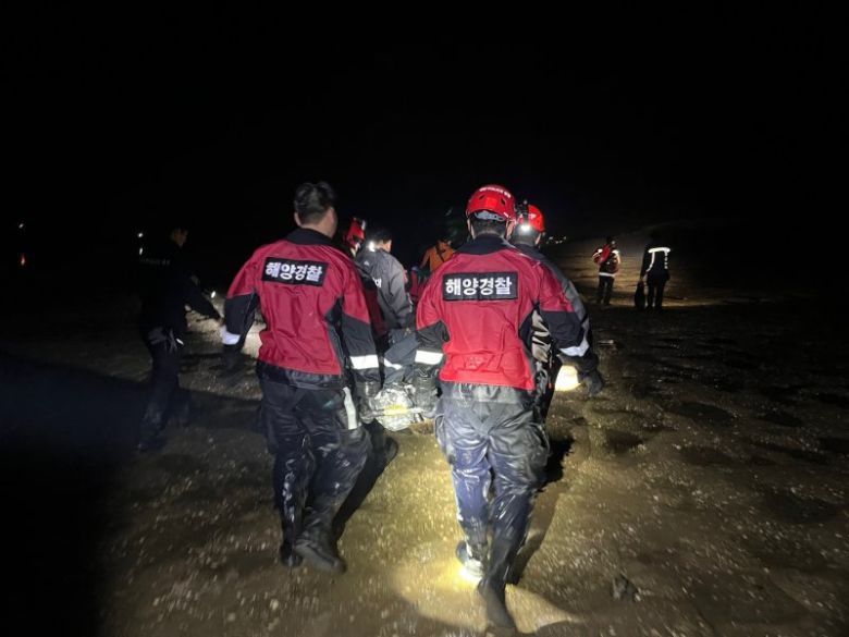 갯벌에 고립된 사람을 구조하고 있는 해경. 기사와 관련 없음 /뉴스1