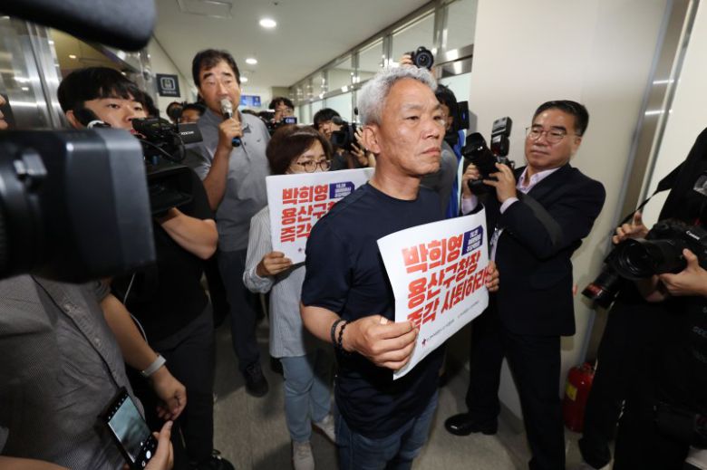 박희영 용산구청장 출근 저지하는 유가족 (서울=연합뉴스) 김인철 기자 = 8일 오전 서울 용산구청에서 이태원 참사 유가족들이 이태원 참사 부실 대응 혐의로 구속기소 됐다 보석으로 석방된 박희영 용산구청장의 출근을 저지하고 있다. 2023.6.8 yatoya@yna.co.kr (끝)