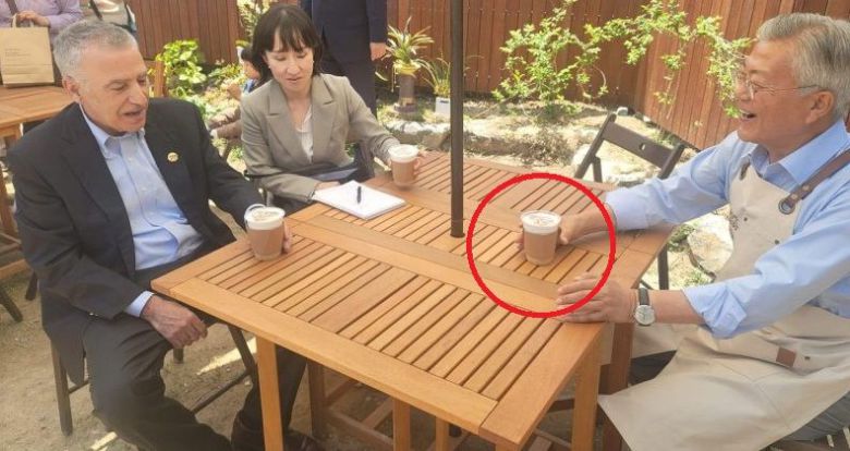 문재인 전 대통령이 '평산책방' 내 카페에서 일회용컵을 사용해 음료를 마시고 있다. 사진=문재인 전 대통령 페이스북 캡처, 뉴스1