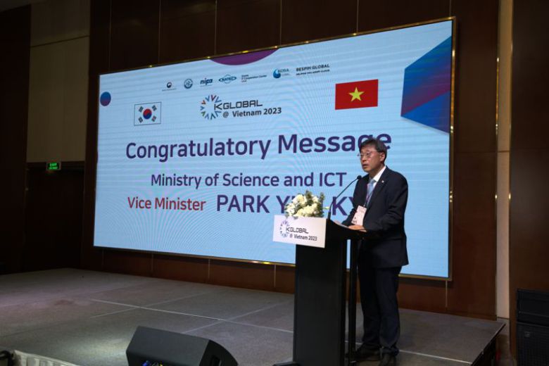 박윤규 과학기술정보통신부 제2차관이 8일 베트남 호찌민 현지에서 열린 'K-Global@베트남 2023'에서 개막사를 하고 있다. 과기정통부 제공