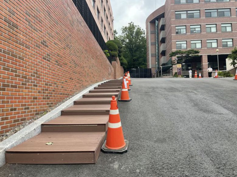 등교하던 대학생 양모씨가 쓰레기 수거용 트럭에 치여 숨진 서울 동덕여대 캠퍼스 내 비탈길. 박지연 기자