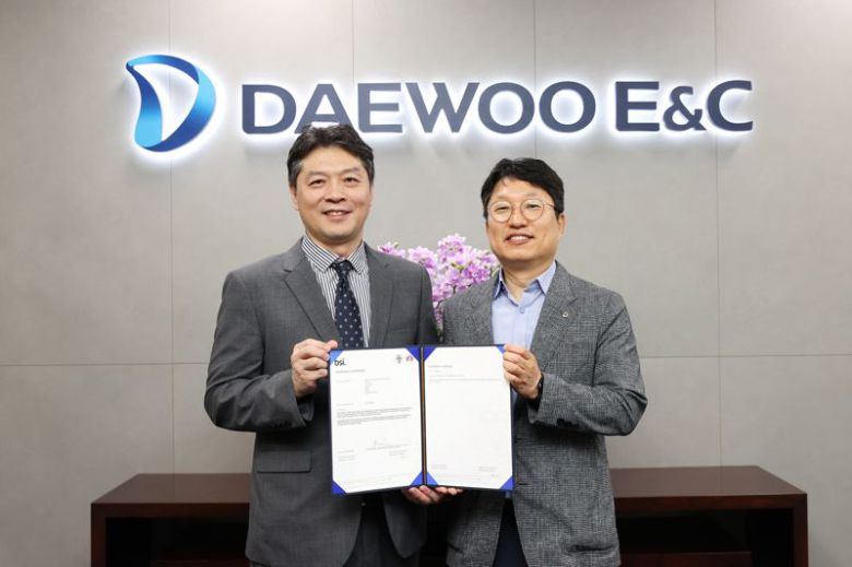 지난 7일 대우건설 을지로 본사에서 열린 전달식에서 임성환 BSI 그룹 한국 대표(왼쪽)와 배용주 대우건설 안전품질본부 상무가 기념촬영을 하고 있다. 대우건설 제공