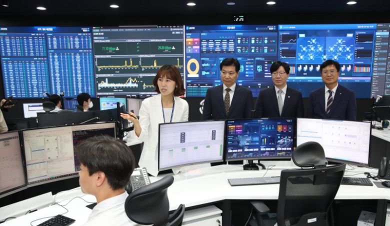 김소영 금융위원회 부위원장이 5월 30일 대환대출 인프라 관련 현장방문을 위해 경기 성남 금융결제원 분당센터를 찾아 통합관제실을 살펴보며 관계자의 설명을 듣고 있다. 2023.05.30. kkssmm99@newsis.com /사진=뉴시스