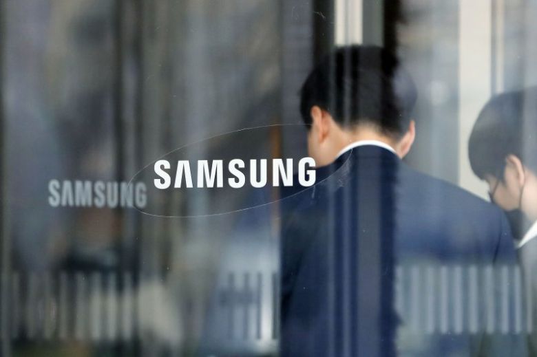 [서울=뉴시스] 최동준 기자 = 삼성 창립 85주년을 맞은 22일 서울 서초구 삼성전자 사옥에서 직원들이 드나들고 있다. 기업분석전문 한국CXO연구소는 지난해 삼성그룹 계열사 전체 매출이 사상 첫 400조원을 넘어섰다고 밝혔다. 2023.03.22. photocdj@newsis.com /사진=뉴시스