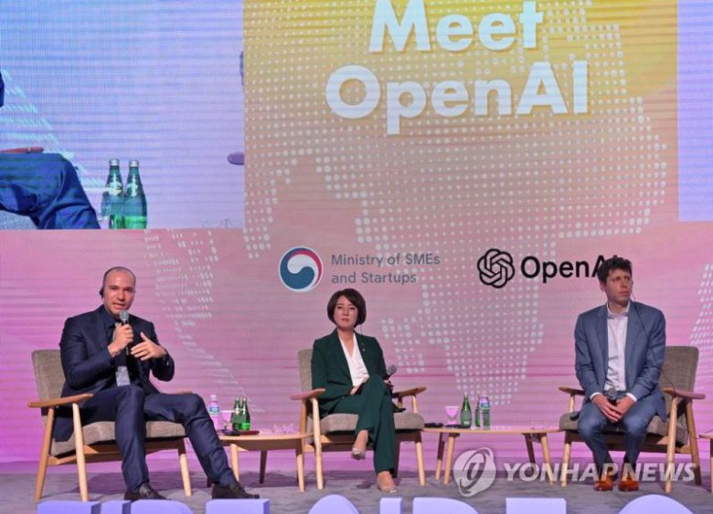 'K-Startups meet OpenAI' (서울=연합뉴스) 최재구 기자 = 9일 서울 영등포구 여의도 63스퀘어에서 열린 'K-Startups meet OpenAI'에서 이영 중소벤처기업부 장관(가운데), 샘 알트만 오픈AI 대표(오른쪽), 그렉 브로크만 오픈AI 공동창업자가 대담하고 있다. 2023.6.9 [공동취재] jjaeck9@yna.co.kr (끝) /사진=연합뉴스