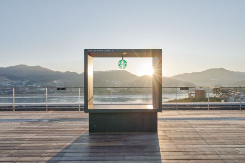 스타벅스 ‘더북한강R점’ 옥외 포토존. 스타벅스 제공