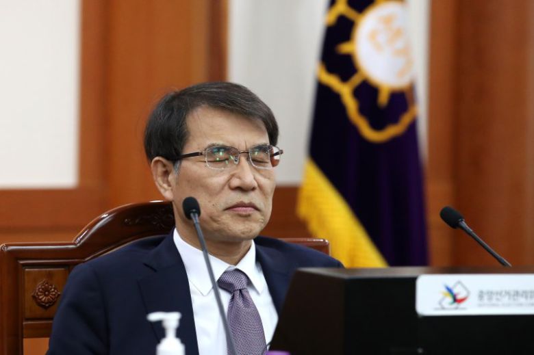 노태악 중앙선거관리위원회 위원장이 9일 오후 경기도 과천시 중앙선거관리위원회에서 열린 고위직 간부 자녀 특혜 채용 의혹 관련 위원회의를 주재하고 있다. 사진=뉴시스