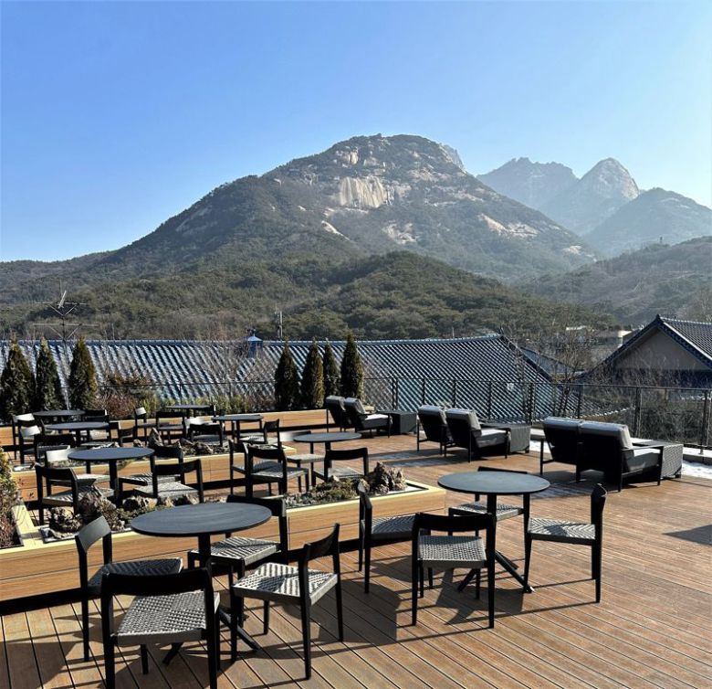 스타벅스 더북한산점 옥상. 스타벅스 제공