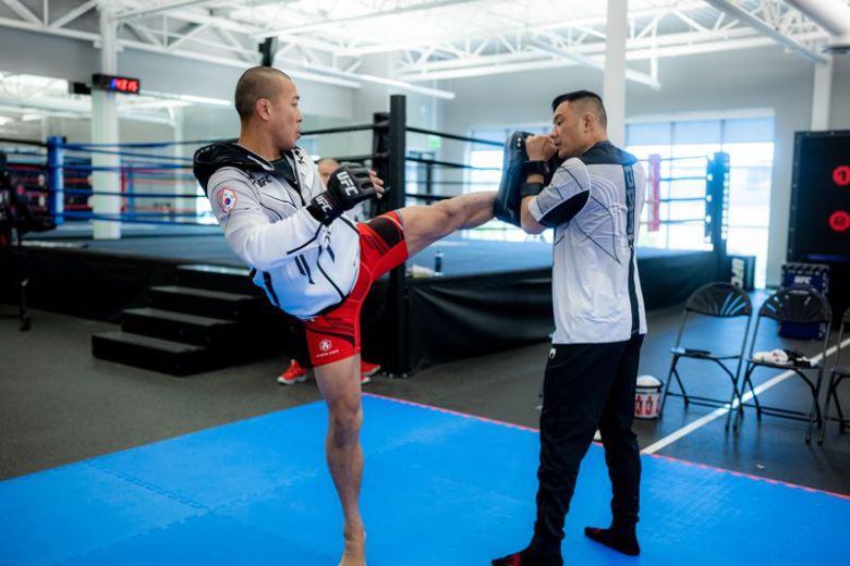 최근 'UFC 파이터' 박준용 선수(왼쪽)가 UFC 퍼포먼스 인스티튜트 미국 라스베이거스에서 킥 훈련에 임하고 있다. / UFC 제공