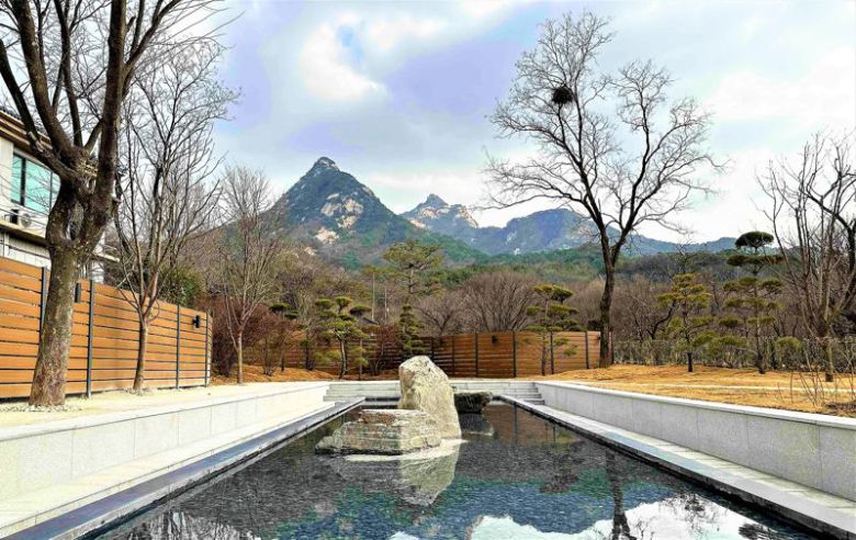 스타벅스 더북한산점 수변. 스타벅스 제공