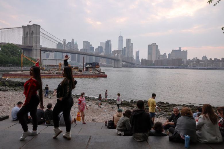 캐나다 산불 연기가 북유럽 노르웨이로 확산된 것으로 9일(현지시간) 확인된 가운데 대기오염 순위 1위를 찍으며 사상최악을 기록했던 미국 뉴욕의 대기오염 상황이 크게 개선되고 있다. 8일 뉴욕 브루클린에서 시민들이 맨해튼 스카이라인을 배경으로 휴식을 취하고 있다. 로이터뉴스1