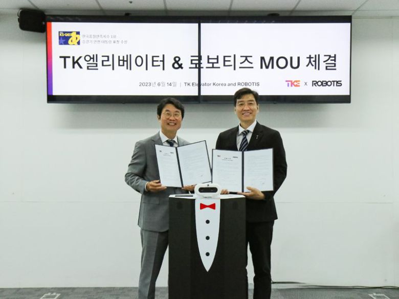 로보티즈 김병수 대표(오른쪽)가 TK엘리베이터 서득현 대표와 지난 14일 TK엘리베이터 본사에서 '배송로봇-엘리베이터 연동 융합서비스 사업'을 위한 업무협약(MOU)을 체결한 뒤 기념촬영을 하고 있다. 로보티즈 제공