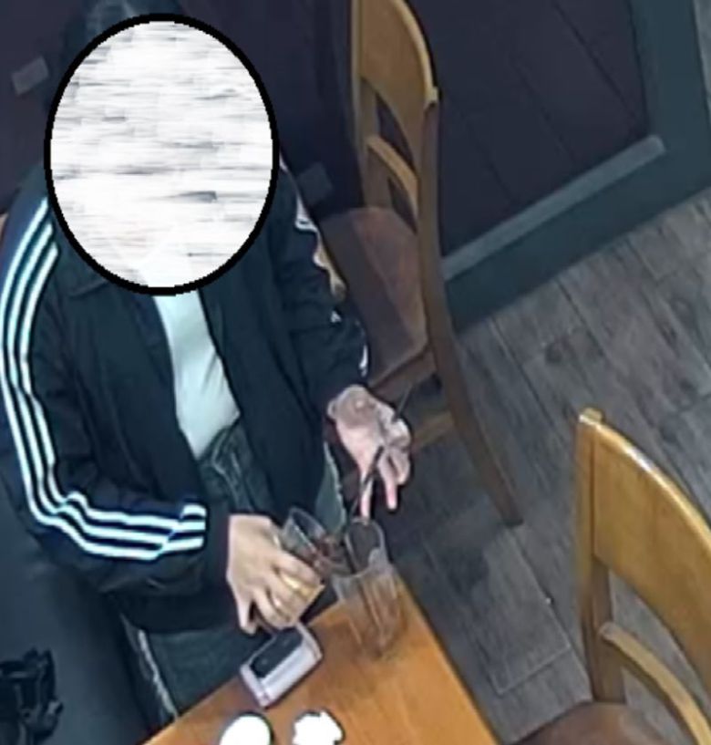 24시간 운영하는 카페에 9시간 동안 머물며 다른 카페 음료를 들고 와 매장 컵에 따르고 있는 '카공족'/사진='아프니까 사장이다' 캡처