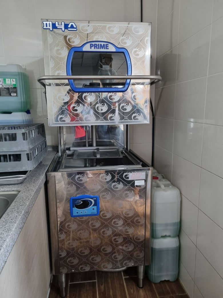 창원상복공원 장례식장은 일회용품의 반입을 금지하는 대신 다회용기를 바로 씻어 쓸 수 있도록 식기세척기를 설치했다. 울산환경운동연합 제공