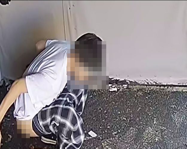 A씨의 가게 주방 문 앞에서 대변을 보는 남성. /사진=아프니까 사장이다