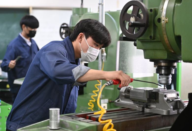 [수원=뉴시스]김종택기자 = 경기도 수원시 팔달구 삼일공업고등학교 기계과 학생들이 국가기술자격실기시험을 앞두고 실습 교육을 하고 있다. 2021.06.14.