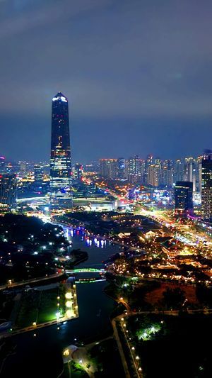 인천시와 인천관광공사는 전국 최초 ‘야간관광 특화도시 인천’을 널리 알리기 위해 ‘노을·야경 조망 명소 베스트 10’을 선정했다. 사진은 송도 G타워에서 바라본 포스코타워 전경. 인천관광공사 사진 제공.