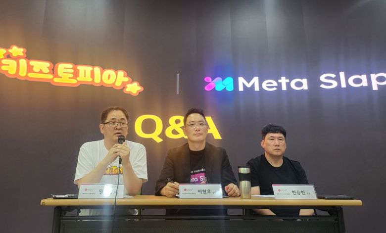 LG유플러스 원선관 메타버스프로젝트팀장(왼쪽부터), 이현우 가상오피스프로젝트팀장, 현승헌 메타버스서비스개발팀장이 지난 23일 서울 중구 한 세미나실에서 진행한 기자간담회에서 질의응답에 응하고 있다. LG유플러스 제공