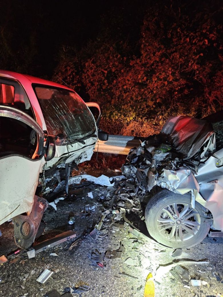 25일 오후 9시52분께 전북 완주군 경천면의 한 도로에서 1톤 화물차와 스포츠유틸리티차(SUV)가 충돌했다./사진=전북소방본부,뉴스1