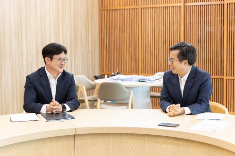 28일 김병수 김포시장(왼쪽)과 김동연 경기도지사가 만나 서울지하철 5호선 김포연장 노선협의 및 예타면제 협조 등 김포지역의 현안에 대해 논의하고 있다. 김포시 제공
