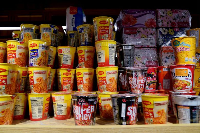 인도 뉴델리 에어로시티 월드마켓에 자리한 식료품점 매대에 신라면과 불닭볶음면이 놓여 있다. 사진=박문수 기자