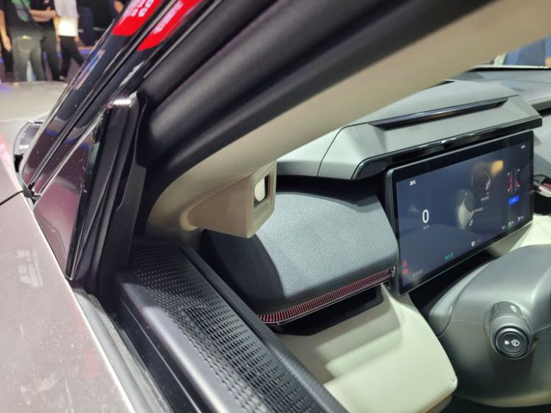 지난 6월 28~30일 진행된 MWC 상하이에서 메이주는 차량용 소프트웨어 플라이미오토를 전시했다. 운전좌석에 얼굴 인식이 가능한 하드웨어가 탑재된 모습. 사진=김준혁 기자