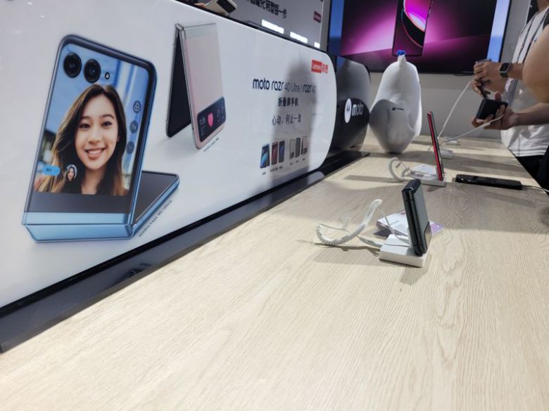 MWC 상하이에서 레노버 모토로라가 전시한 레이저40과 레이저40울트라를 방문객들이 체험하고 있다. 사진=김준혁 기자